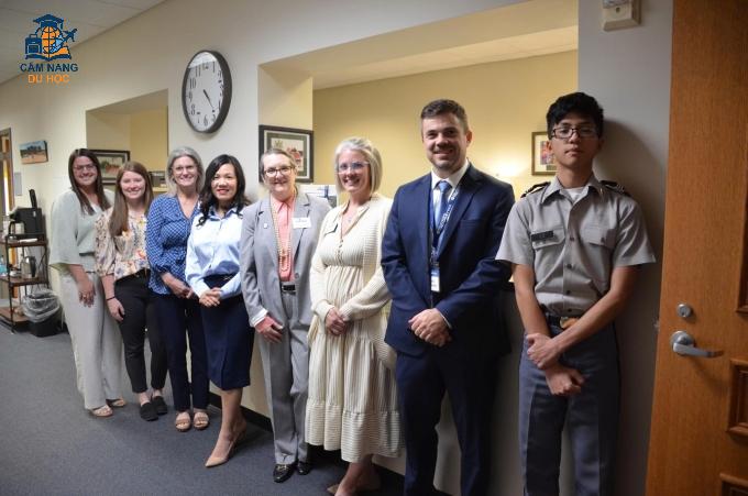 Đại diện AMVNX đến thăm trường Riverside Preparatory Academy. Ảnh: AMVNX