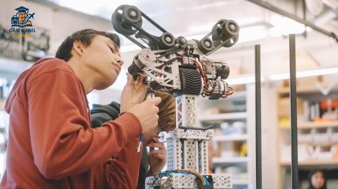 Học sinh trường Choate Rosemary Hall trong lớp học robotics với trang thiết bị hiện đại. Ảnh: Choate Rosemary Hall