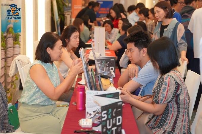 Phụ huynh, học sinh, sinh viên nghe thông tin từ các trường. Ảnh: INEC