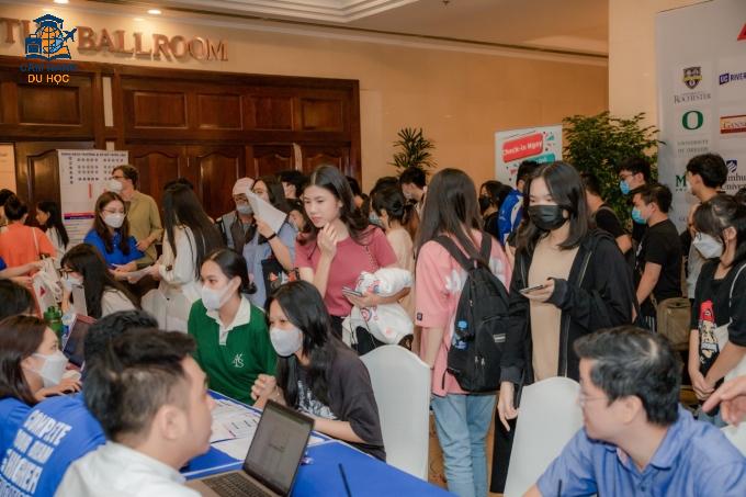 Tư vấn viên của AAE hỗ trợ phụ huynh và học sinh tại sự kiện du học. Ảnh: AAE