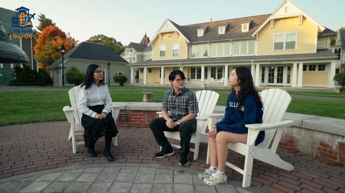 Anh Quân và Trâm Anh, du học sinh Việt Nam tại Williston Northampton School, hướng dẫn tham quan trường nội trú. Ảnh: FindingSchool