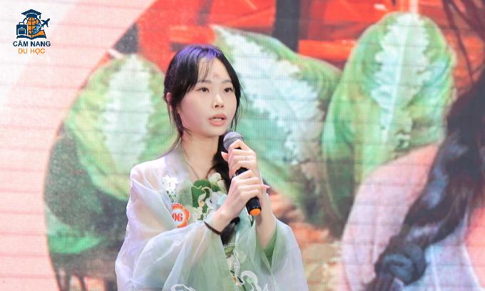 Yuan Zhou Li trong phần thi hùng biện, ngày 31/10. Ảnh: Trường Đại học Hà Nội