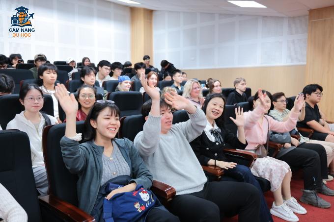 Sinh viên cổ vũ cho các thí sinh. Ảnh: Trường Đại học Hà Nội