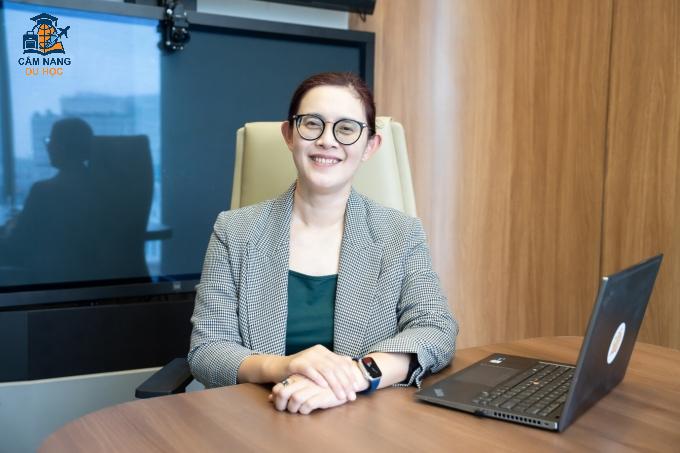 Bà Kartini Binte Abdul Rahman chia sẻ về chương trình đào tạo, học bổng cho sinh viên Việt Nam. Ảnh: Tùng Đinh