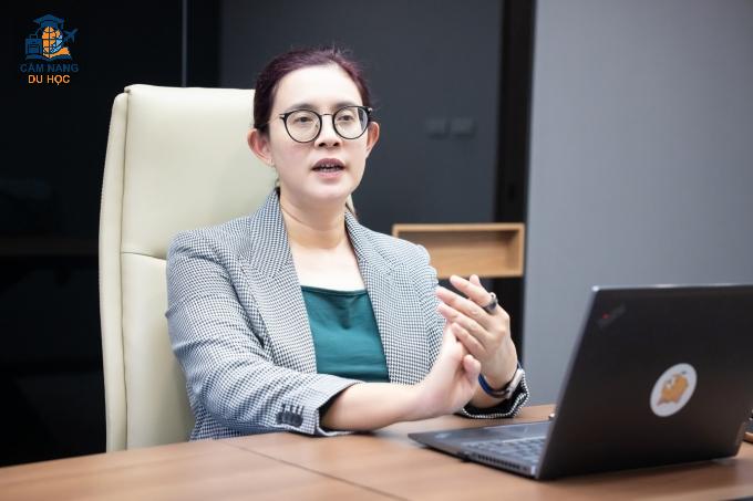 Bà Kartini Binte Abdul Rahman, Giám đốc cấp cao phụ trách tuyển sinh, trong buổi phỏng vấn tại Việt Nam. Ảnh: Tùng Đinh