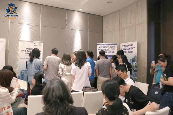 Phụ huynh, học sinh tìm hiểu tuyển sinh, học bổng với đại diện từ trường Singapore. Ảnh: INEC
