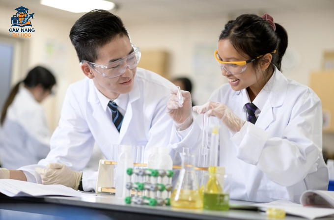 Học sinh CSFC học thực hành tại trường. Ảnh: CSFC