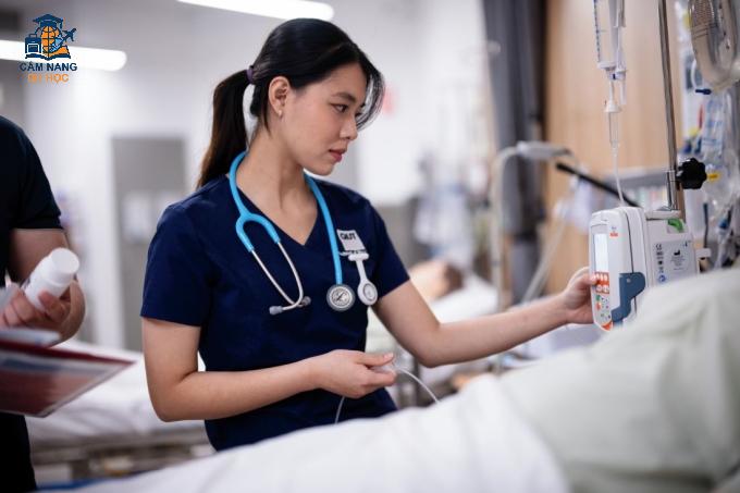 Một sinh viên người Việt theo học ngành Điều dưỡng ở Đại học Công nghệ Queensland, Australia. Ảnh: Queensland University of Technology Fanpage