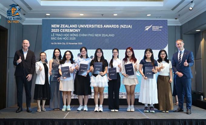 Đại diện Tổng Lãnh sự New Zealand tại TP HCM, ENZ và các học sinh giành học bổng NZUA năm 2025. Ảnh: ENZ