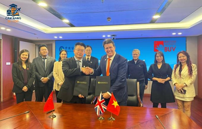 Giáo sư Rick Bennett, Phó hiệu trưởng BUV (bên phải), và ông Xia Jianhui, Phó giám đốc CSCSE (bên trái), tại lễ ký kết. Ảnh: BUV