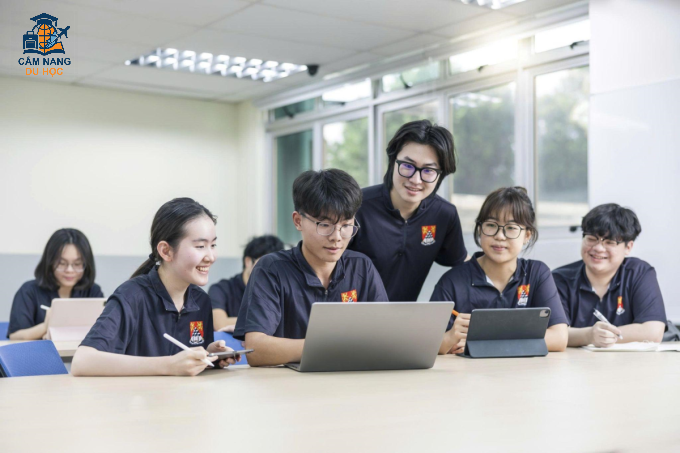 Sinh viên MDIS trong giờ thực hành nhóm cùng giảng viên quốc tế. Ảnh: MDIS