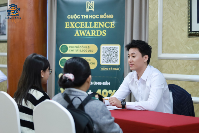 Thầy Nguyên Đỗ, Thạc sĩ ĐH Johns Hopkins University chia sẻ với phụ huynh, học sinh về chương trình học bổng Nam Anh Excellence Awards. Ảnh: Nam Anh Scholarships