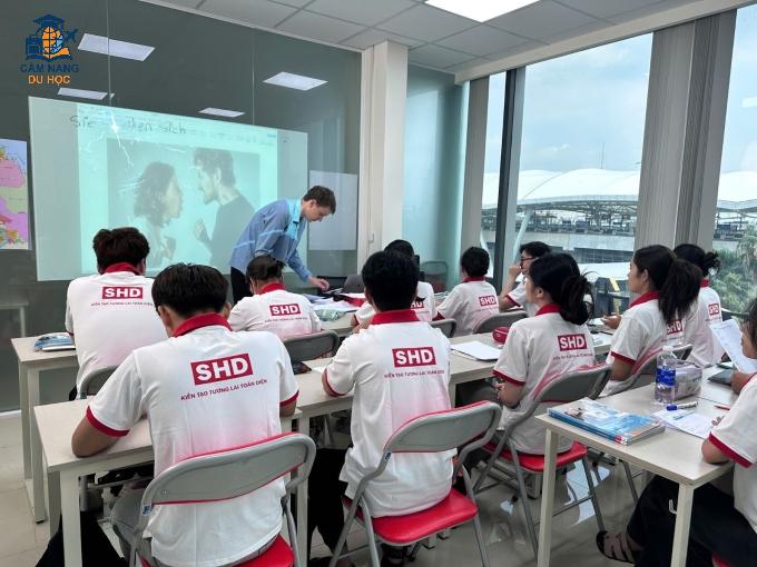 Học viên SHD Education học cùng giáo viên người Đức. Ảnh: SHD Education