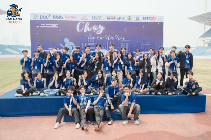 Tuấn (hàng dưới cùng, ở giữa) và BTC giải Chạy: Trẻ và Hà Nội, tháng 3.