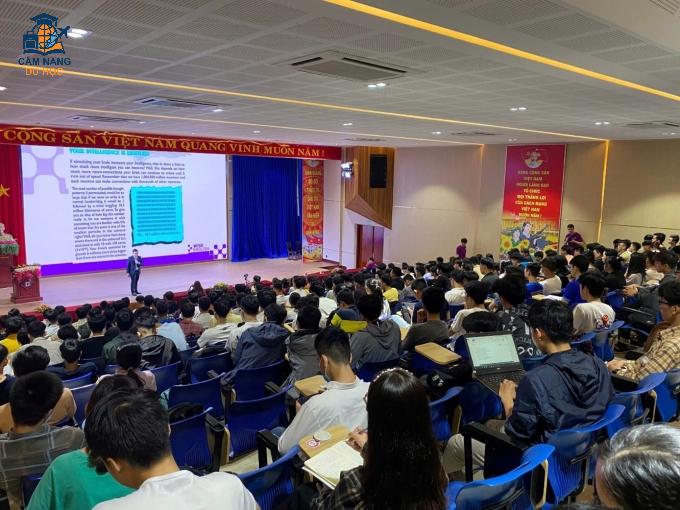 Minh Hiển làm diễn giả tại trường đại học. Ảnh: Nhân vật cung cấp