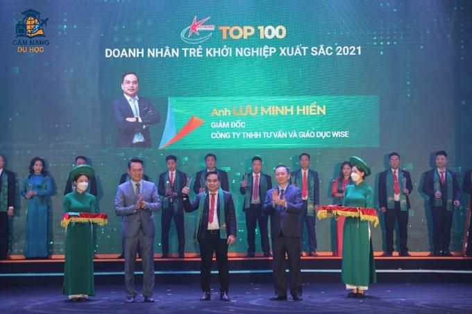 Lưu Minh Hiển nhận danh hiệu Top 100 Doanh nhân trẻ khởi nghiệp xuất sắc nhất Việt Nam năm 2021. Ảnh: Nhân vật cung cấp