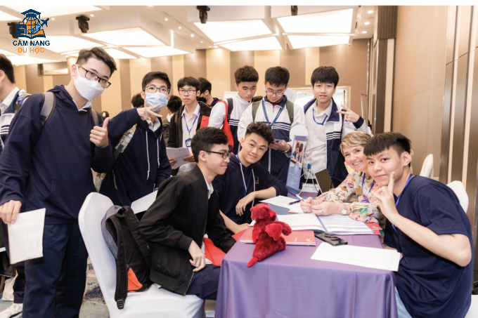 Không gian triển lãm kết hợp tư vấn, giao lưu và hoạt động tương tác. Ảnh: Capstone Education