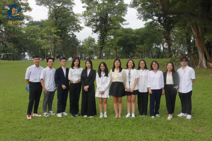 Minh Hà cùng hội sinh viên Việt Nam tại Singapore. Ảnh: Nhân vật cung cấp