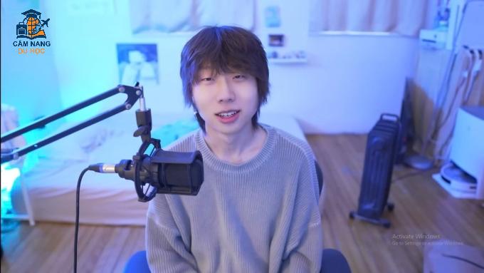 Hyosang trong video kể lại câu chuyện bỏ lỡ Harvard. Ảnh chụp màn hình