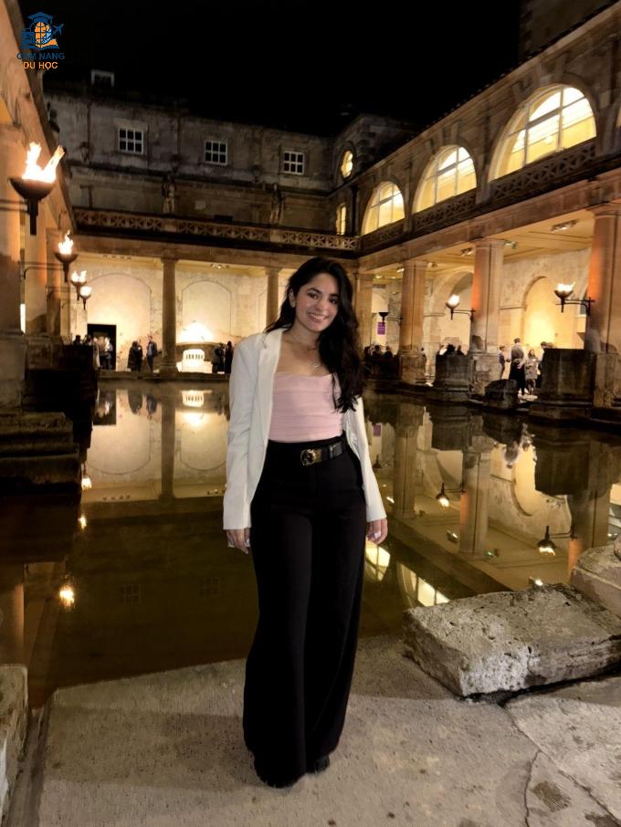 Ayushi chụp ảnh tại Roman Baths, di tích nổi tiếng thế giới gắn liền với tên gọi của thành phố Bath và Đại học Bath. Ảnh: Trường Quản trị Đại học Bath