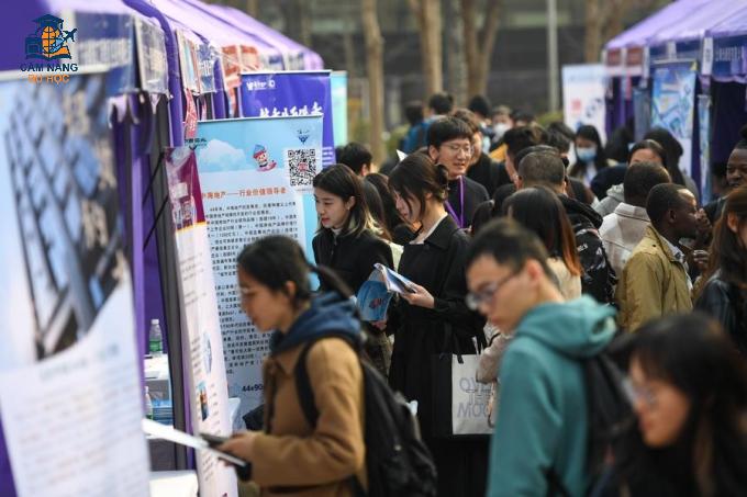 Người tìm việc tại một hội chợ việc làm ở Trung Quốc. Ảnh: Xinhua.