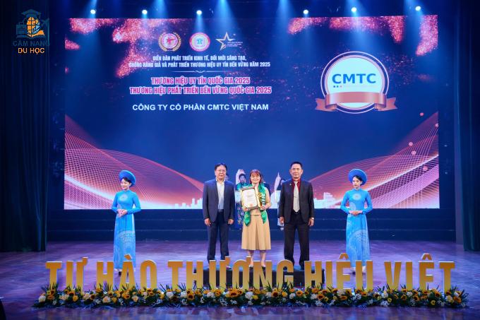 Đại diện Công ty Cổ phần CMTC Việt Nam nhận vinh danh Thương hiệu uy tín Quốc gia 2025 Diễn đàn Phát triển Thương hiệu Uy tín Quốc gia ghi nhận. Ảnh: CMTC Việt Nam