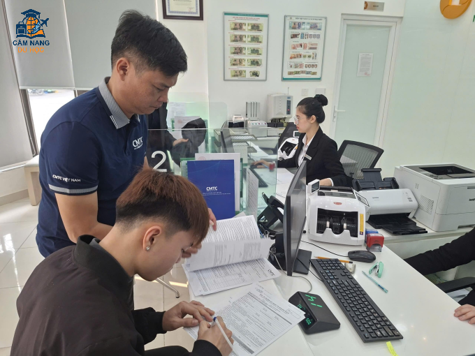 Nhân viên CMTC Việt Nam hướng dẫn khách hàng tại quầy giao dịch. Ảnh: CMTC Việt Nam