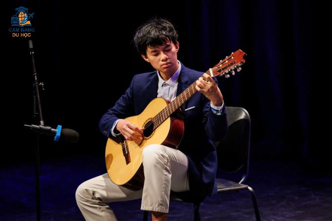 Đức biểu diễn guitar tại UNIS Hanoi Music Academy (UMA), năm 2025. Ảnh: Nhân vật cung cấp