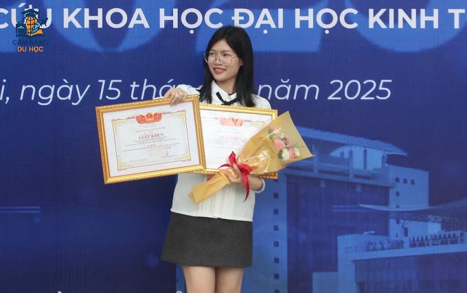 Trang nhận giấy khen của Đại học Kinh tế Quốc dân với thành tích nghiên cứu khoa học, năm 2025. Ảnh: Nhân vật cung cấp