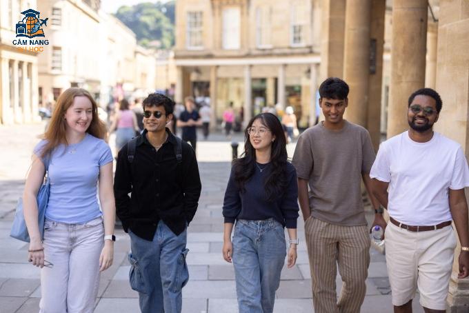 Tạ Trang (đứng giữa) cùng các bạn học của mình tại trường Quản trị Đại học Bath. Ảnh: Trường Quản trị Đại học Bath