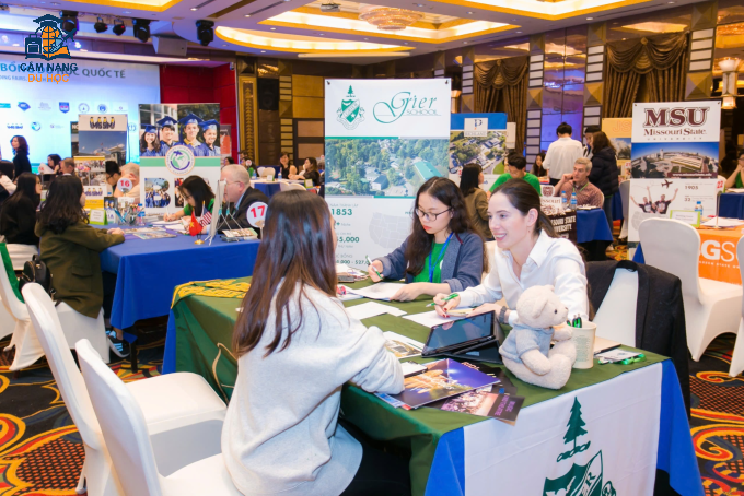 Đại diện trường phỏng vấn xét học bổng cho học sinh tại sự kiện của Nam Anh Scholarships. Ảnh: Nam Anh Scholarships