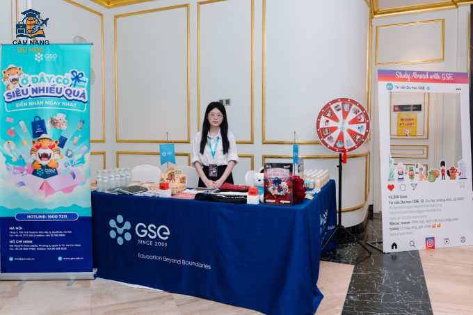 GSE tặng quà cho học sinh, sinh viên và phụ huynh khi tham gia sự kiện. Ảnh: GSE