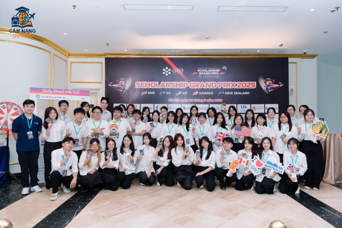 Học sinh, sinh viên chụp ảnh tại sự kiện của GSE năm 2025. Ảnh: GSE