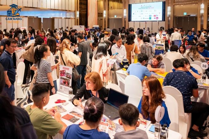 Các đại diện trường học từ Mỹ gặp gỡ, trao đổi với phụ huynh và học sinh tại sự kiện du học AAE. Ảnh: AAE