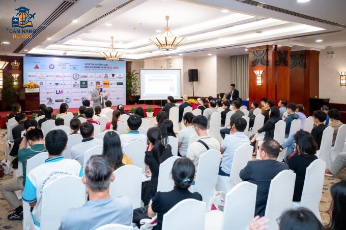 Buổi chia sẻ thông tin về du học và hướng dẫn Visa Mỹ trong một sự kiện của AAE. Ảnh: AAE