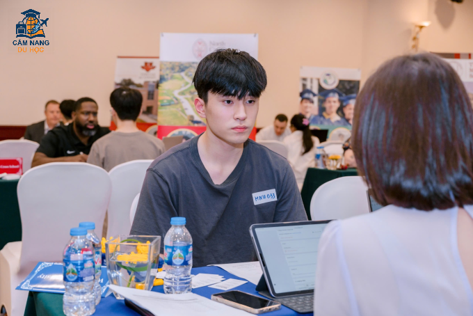 Học sinh trao đổi cùng đại diện trường tại Triển lãm Học bổng Mỹ Nam Anh năm 2025. Ảnh: Nam Anh Scholarships