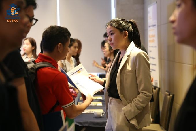 Sinh viên tìm hiểu chương trình học và học bổng thạc sĩ tại hội thảo của SMU. Ảnh: Du học INEC