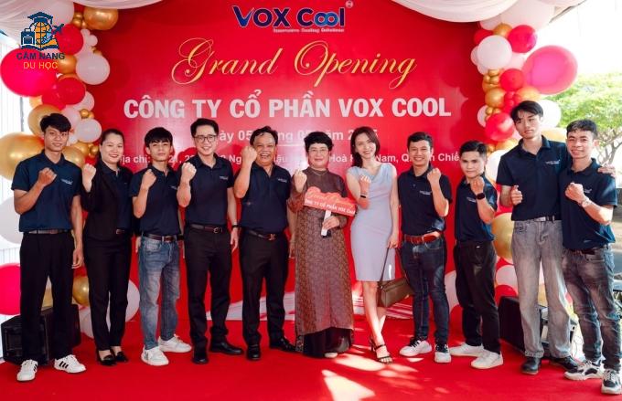 Tiến sĩ Lê Xuân Khoa cùng các cộng sự tại VOX Cool. Ảnh: Nhân vật cung cấp