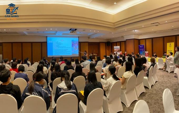 Học sinh nghe chuyên gia chia sẻ về chính sách, điều kiện du học Australia. Ảnh: Đức Anh Educonnect