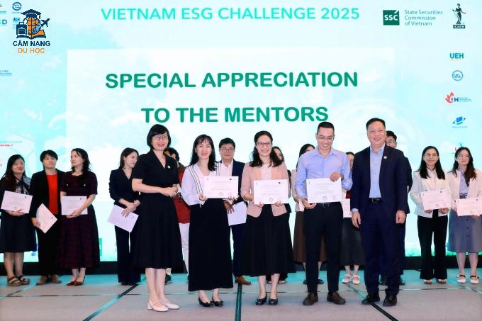 Chị Vân Anh (thứ hai từ trái sang) nhận chứng nhận tri ân tại một trong những hoạt động mà chị tham gia tại Việt Nam. Ảnh: Nhân vật cung cấp
