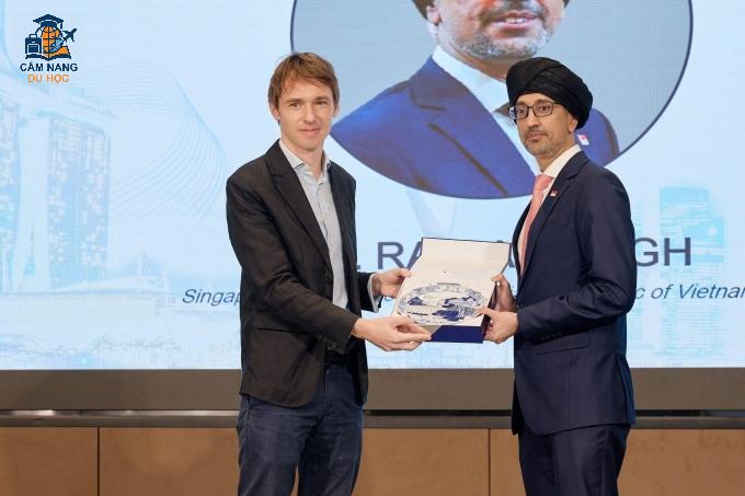 GS.Orlando Woods trao quà cho Đại sứ Singapore - Rajpal Singh tại Việt Nam. Ảnh:SMU