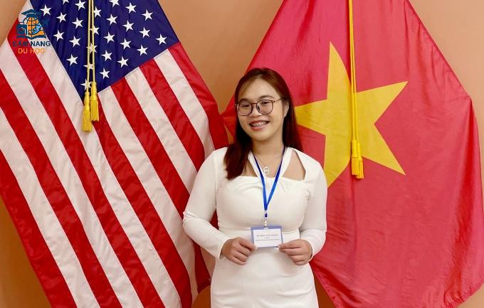 Hương tại một sự kiện ở Đại sứ quán Mỹ ở Việt Nam, sau khi hoàn thành chuyến trao đổi tại nước này, năm 2024. Ảnh: Nhân vật cung cấp