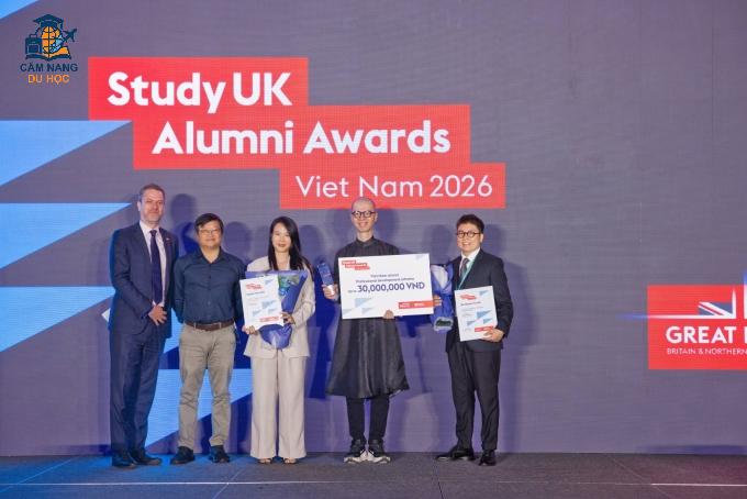 Hội đồng Anh vinh danh Lương Ngọc Linh (thứ hai từ phải sang) tại lễ trao giải Study UK Alumni Awards 2026. Ảnh: Hội đồng Anh tại Việt Nam