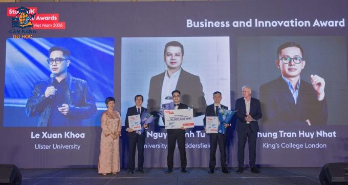 Tiến sĩ Lê Xuân Khoa (ở giữa) nhận danh hiệu quán quân giải thưởng Study UK Alumni Awards 2026 của Hội đồng Anh. Ảnh: Hội đồng Anh tại Việt Nam