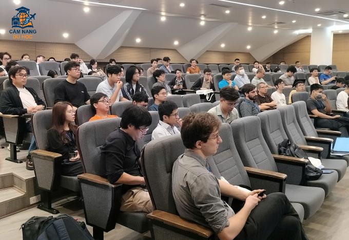 Các sinh viên, giáo sư tại sự kiện sáng ngày 5/4. Ảnh: Khánh Linh