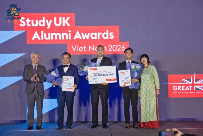 Vũ Long (ở giữa) trở thành quán quân Giải thưởng Study UK Alumni Awards 2026, hạng mục Khoa học và Bền vững. Ảnh: Hội đồng Anh tại Việt Nam