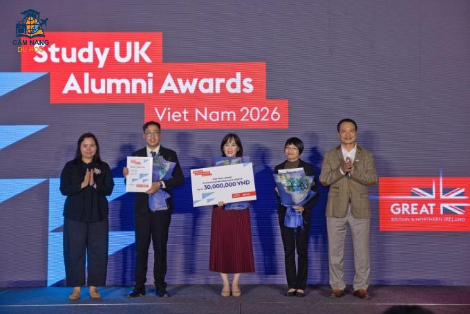 Nguyễn Vân Anh (ở giữa) trở thành quán quân Giải thưởng Study UK Alumni Awards 2026, hạng mục Tác động Xã hội. Ảnh: Hội đồng Anh tại Việt Nam