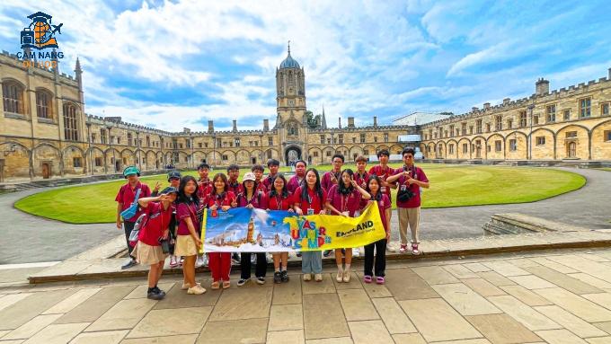 Đoàn du học hè Anh của ETEST tham quan Đại học Oxford. Ảnh: ETEST