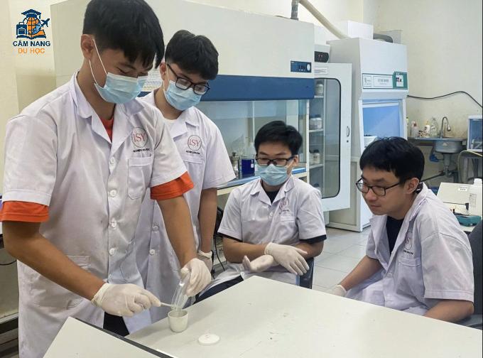 Huy (bên trái) trong quá trình tham gia WICO 2024. Ảnh: Nhân vật cung cấp
