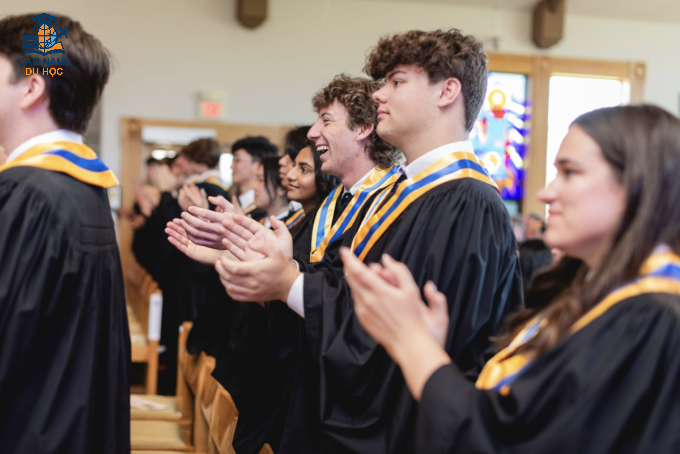 Học sinh SJK làm lễ tốt nghiệp. Ảnh: SJK